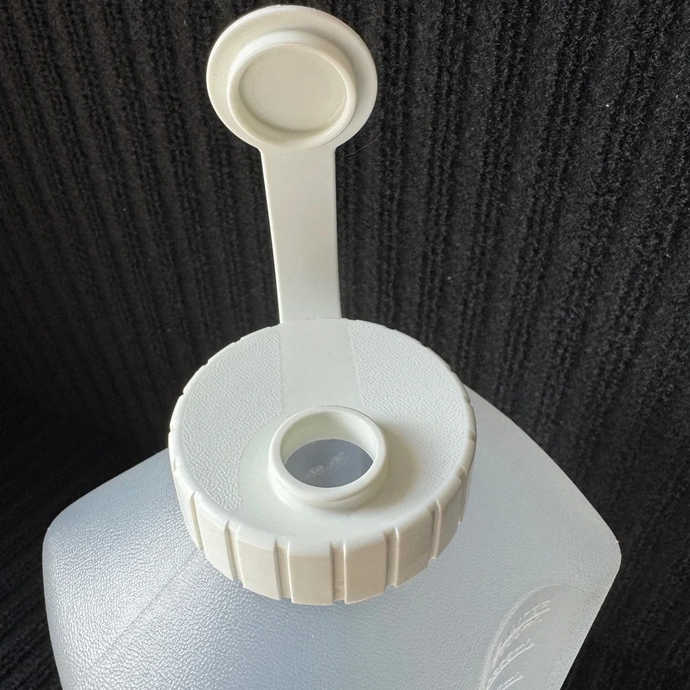 Rubbermaid Servin Saver 2 Quart Plastic Water Bottle Pitcher 2468 White Lid - Picture 6 of 8